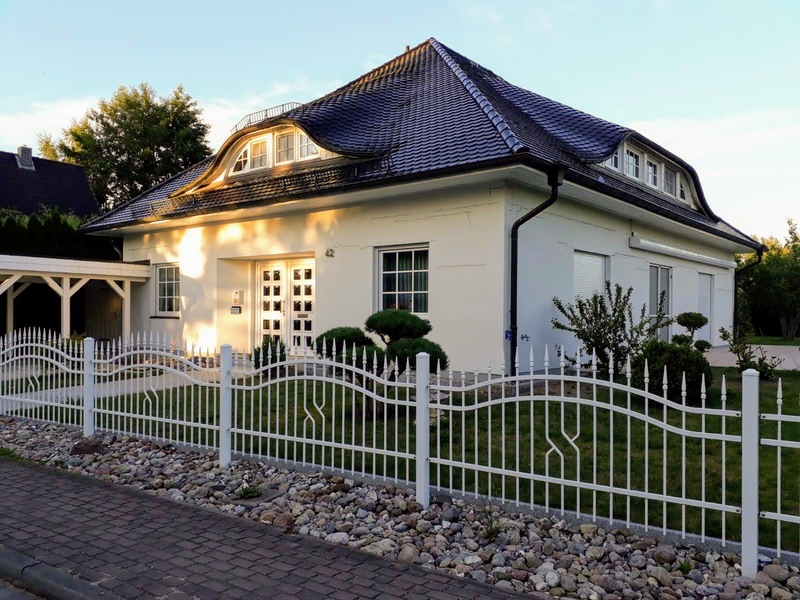 Wohnhaus mit dunklem Ziegeldach